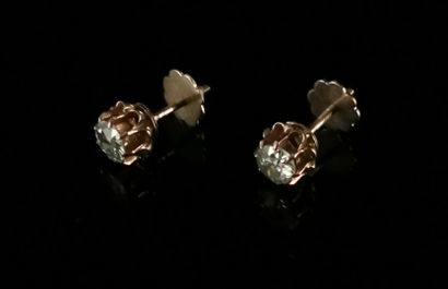 null Paire de clous d'oreilles en or jaune serties d'un diamant (env. 0,4 carat chacun).

Poids...