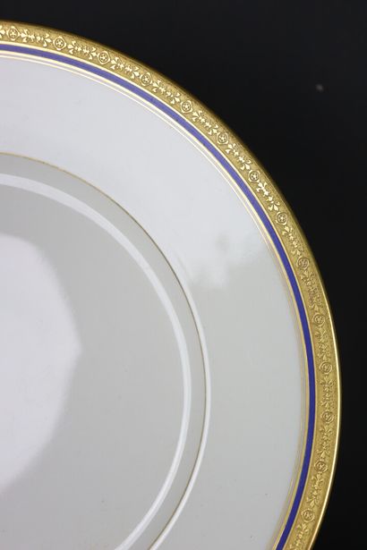null LIMOGES France, Jean BOYER. 

Service en porcelaine à décor doré de filets bleus...