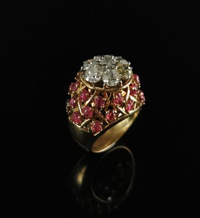 null Bague en or jaune ornée de diamants (env 1,8 carats au total) et cabochons de...
