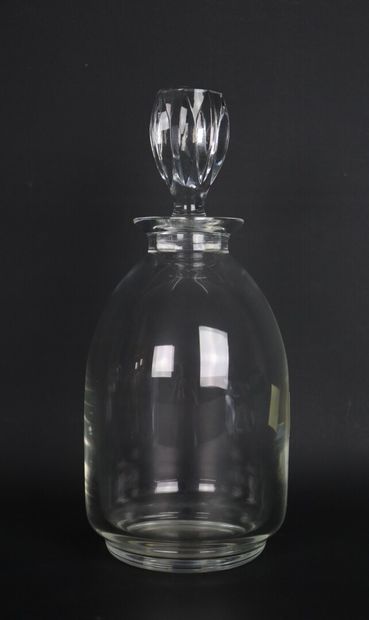 null LALIQUE France, 

Crystal decanter with swollen body, the stopper with diamond...