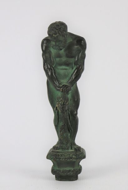 null Ecole française du XIXème siècle.

Hercule.

Cachet en bronze à patine verte.

H_11,1...
