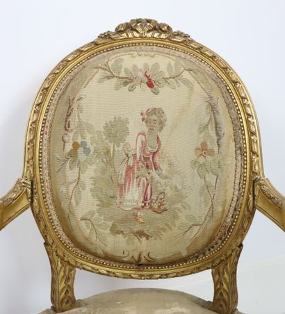 null Gilded wood living room furniture, medallion back and covered with Aubusson...