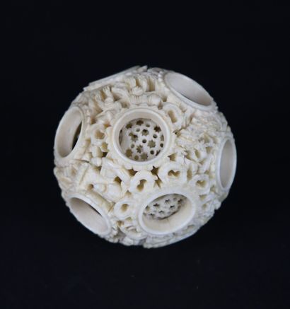 CHINE. 
Boule de Canton en ivoire sculpté...