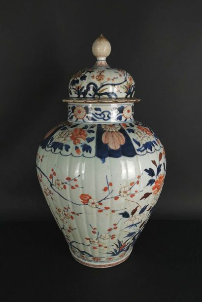null 
JAPON.




Vase et un couvercle en porcelaine à décor en relief polychrome...