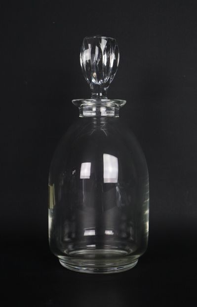 null LALIQUE France, 

Carafe en cristal à panse renflée, le bouchon à décor losangique.

Marque...