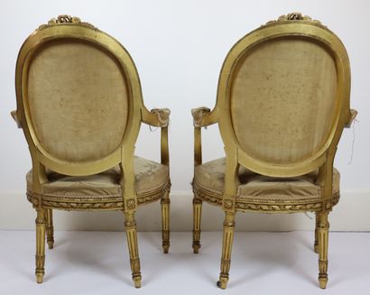 null Gilded wood living room furniture, medallion back and covered with Aubusson...