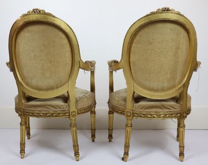 null Mobilier de salon en bois doré, dossier médaillon et revêtu d'une garniture...