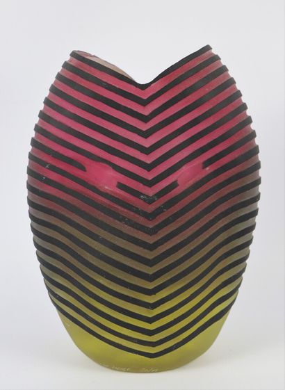 null Patrick LEPAGE (Né en 1949)

Vase ovoïdale en verre multicouches sculpté à décor...