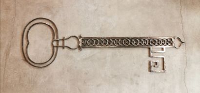 null Wrought iron key, probably a locksmith's sign.

L_98 cm