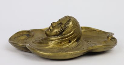 null Coupelle polylobée formant vide-poche en bronze doré à décor d'un visage de...