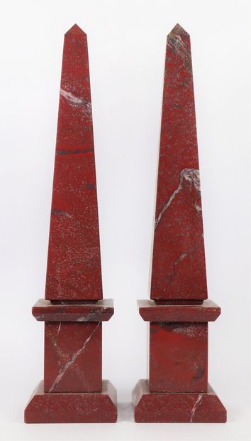 null Paire d'obélisques en marbre rouge griotte veiné taillé. 

H_41 cm