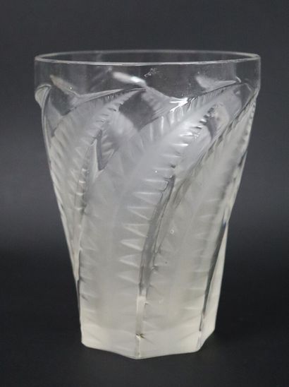 null René LALIQUE (1860-1945)

Gobelet en verre moulé pressé, modèle "Hespérides".

Signé...