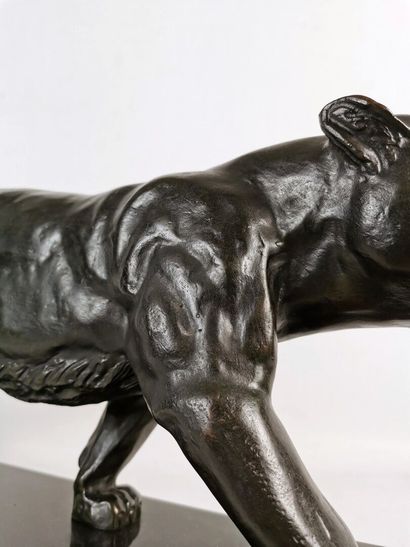null Serge ZELIKSON (1890-1966). 

Panthère en marche.

Bronze à patine brun-vert,...