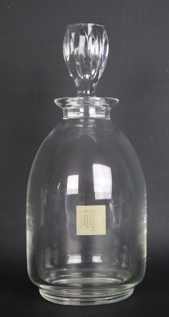 null LALIQUE France, 

Carafe en cristal à panse renflée, le bouchon à décor losangique.

Marque...