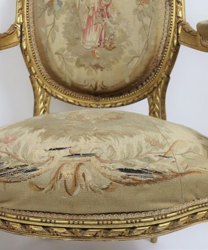 null Gilded wood living room furniture, medallion back and covered with Aubusson...