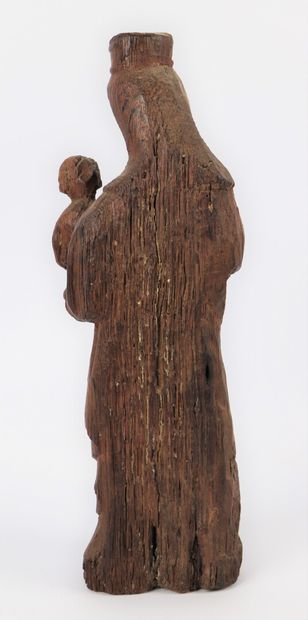 null 
Vierge à l'enfant en chêne sculpté.




XVIIème siècle.




H_33,5 cm, manque...