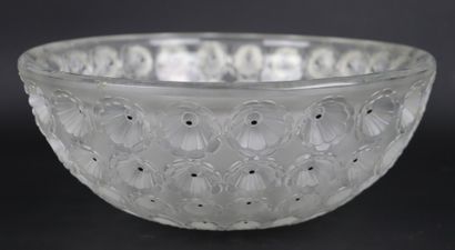 null LALIQUE France.

Round cup in satin-finished pressed crystal, "Nemours" model,...