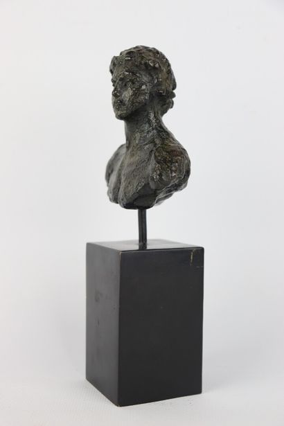 null French contemporary school.

Bust of a man. 

Bronze with green patina signed...