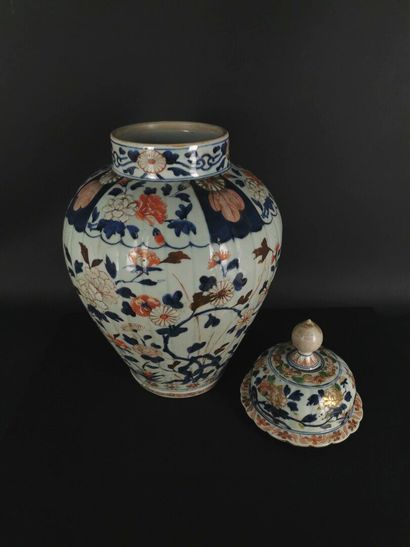 null 
JAPON.




Vase et un couvercle en porcelaine à décor en relief polychrome...