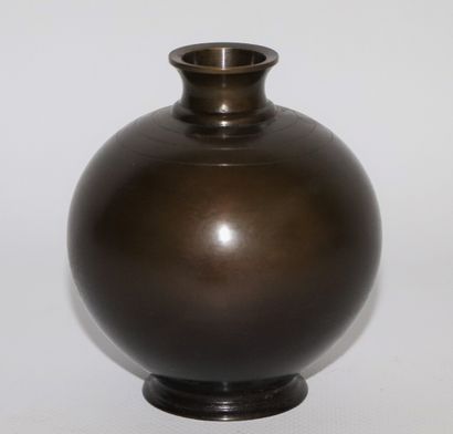 null 
JAPON.




Vase boulle sur talon et col cintré en bronze à patine brune. Gravé...