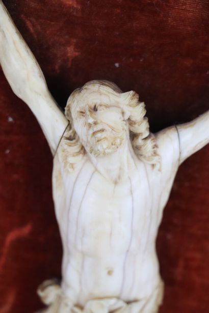 null Christ en ivoire sculpté dans un cadre à fronton cintré en stuc doré et fond...