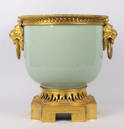 null Cache-pot en porcelaine céladon, la monture en bronze doré à décor de frise...