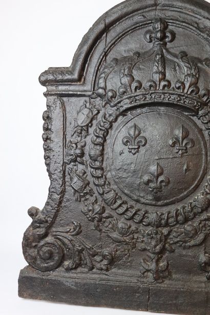 null Plaque de cheminée en fonte aux armes de France.

XVIIIème siècle.

H_80 cm...