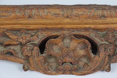 null A pair of carved and molded wood frames with openwork decoration of shells and...