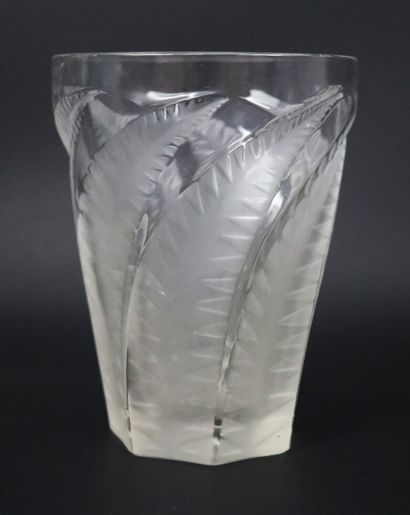 null René LALIQUE (1860-1945)

Pressed moulded glass goblet, model "Hespérides".

Signed...