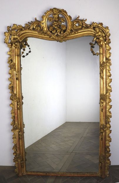 Grand miroir rectangulaire en bois et stuc...