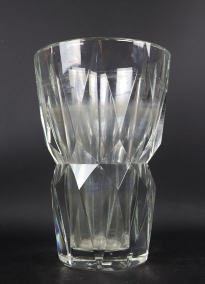 null SAINT-LOUIS. 

Vase de forme évasée en cristal taillé de motifs géométriques....