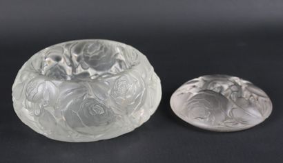 null 
LALIQUE France.




Oval box in pressed moulded glass, model "Dinard".




Signed...