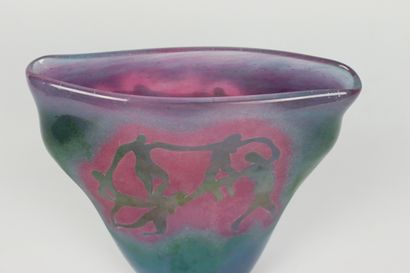 null Ada LOUMANI (1959).

Vase à col évasé aplati en verre multicouches à décor de...