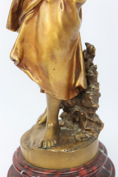 null Mathurin MOREAU (1822-1912).

La Liseuse.

Statue en bronze à patine dorée reposant...