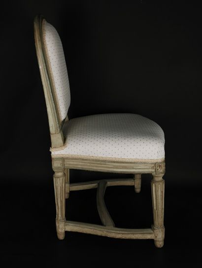 null Moulded and carved wooden chair, lacquered.

Fluted legs connected by a spacer.

Stamped...