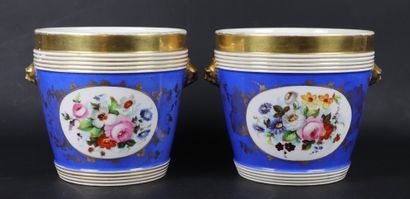 null PARIS. 

Paire de cache-pots en porcelaine à décor de médaillons fleuris sur...