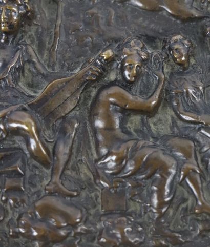null Plaquette ovale en bronze patiné représentant Apollon parmi les neuf Muses....