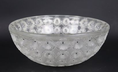 null LALIQUE France.

Round cup in satin-finished pressed crystal, "Nemours" model,...