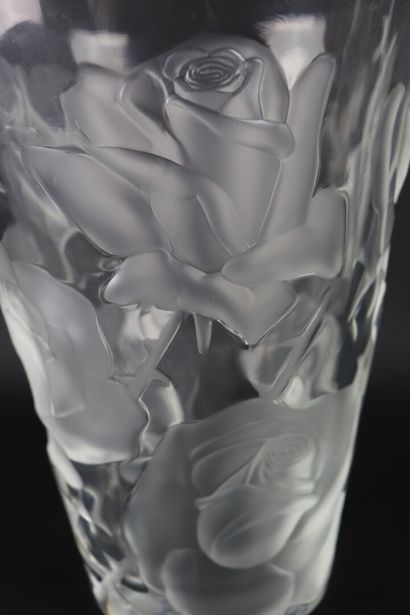 null LALIQUE France.

A frosted crystal vase with roses decoration, "Ispahan" model.

Signed...