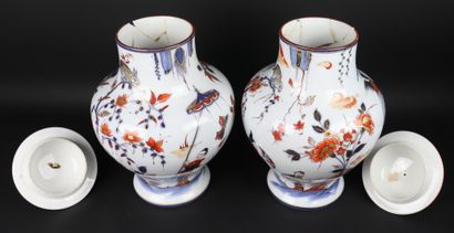 null BAYEUX, Widow LANGLOIS.

Pair of porcelain baluster pots with red, blue and...