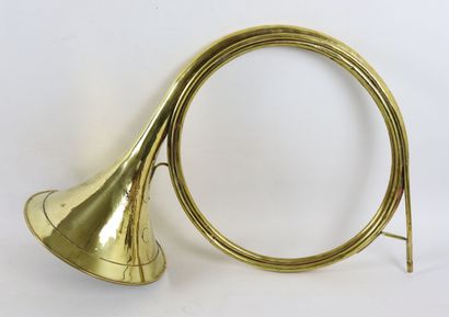 null COUESNON and Co. 

Brass hunting horn.

Marked : Exposition Universelle de Paris,...