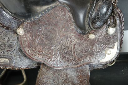 null American rodeo horse saddle in leather and metal.

Rich decoration of scrolls...