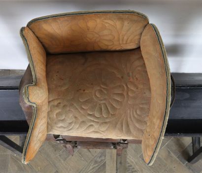 null Selle dite médiévale, avec siège, en cuir marron et tissu orange. 

H_50 cm...