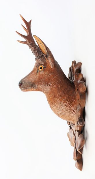 null Trophée de chasse en bois sculpté représentant une tête de chevreuil dans un...