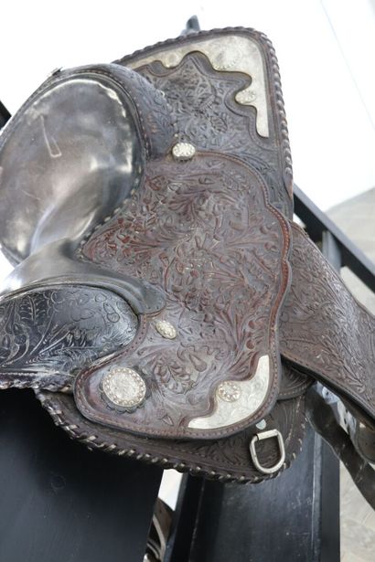 null American rodeo horse saddle in leather and metal.

Rich decoration of scrolls...