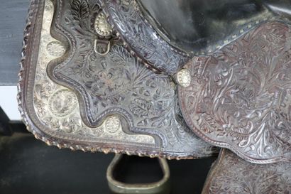null Selle de rodéo de cheval américaine en cuir et métal.

Riche décor de rinceaux...