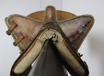 null Medieval saddle, with seat, in brown leather and orange fabric. 

H_50 cm L_53...