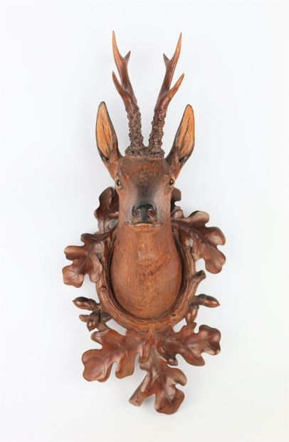 null Trophée de chasse en bois sculpté représentant une tête de chevreuil dans un...