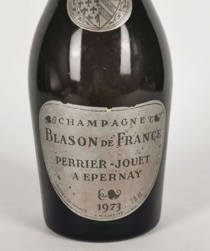 null CHAMPAGNE PERRIER JOUET BLASON DE FRANCE.

Millésime : 1973.

1 bouteille