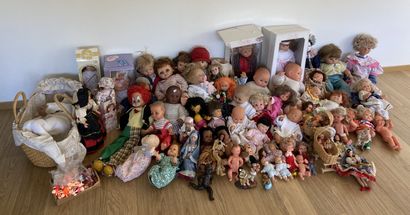 null Fort lot de poupées, dont certaines en boîte.
